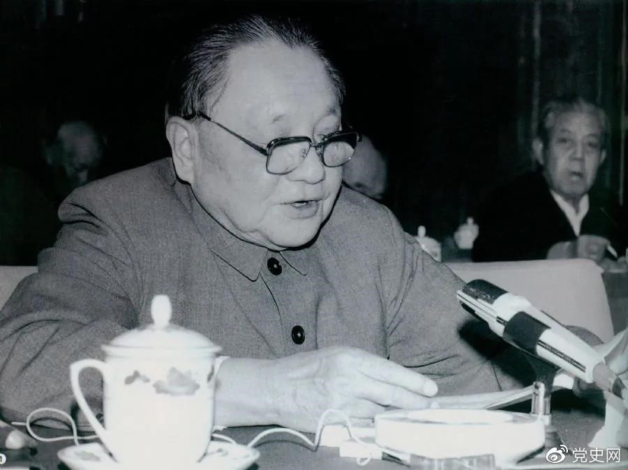 1985年3月7日,邓小平在全国科技工作会议上发表讲话。