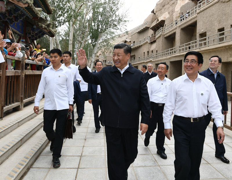8月19日至22日,中共中央总书记、国家主席、中央军委主席习近平在甘肃考察。这是19日下午,习近平在敦煌莫高窟考察调研时,向正在参观的游客亲切招手致意。