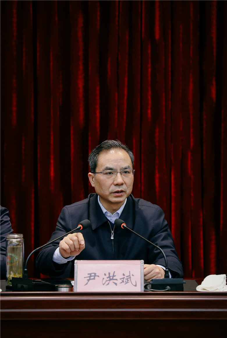 1542614760127063445.jpg 省教育厅副厅长尹洪斌出席会议并讲话.jpg