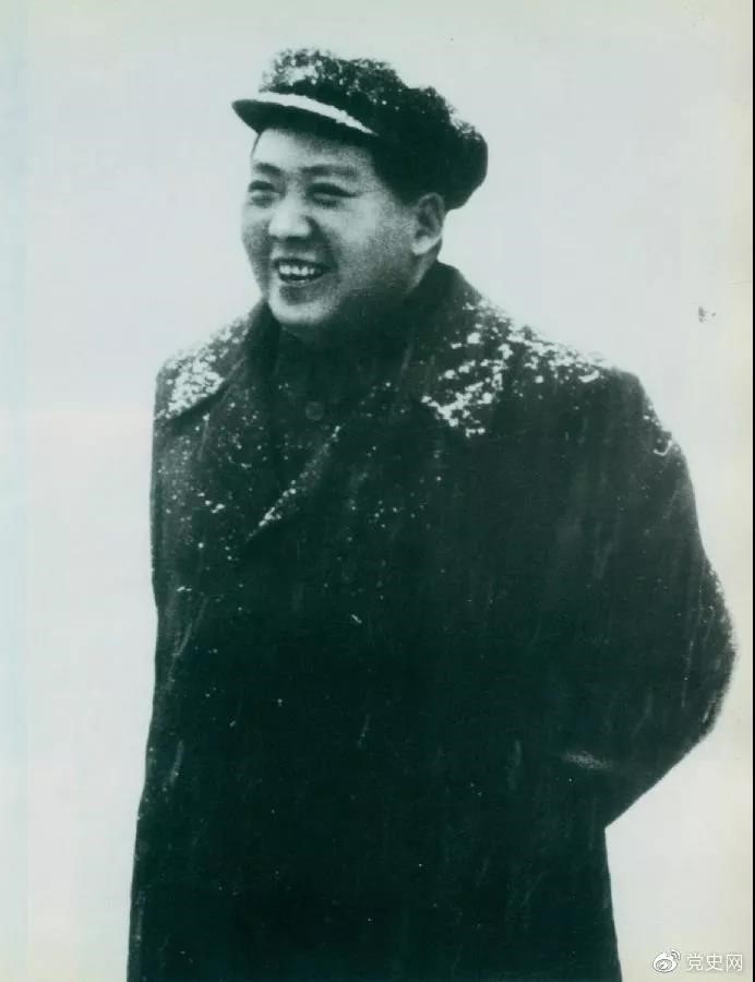 1953年2月16日,毛泽东在新中国成立后第一次到武汉。图为毛泽东赴汉口途中下车喜迎春雪。
