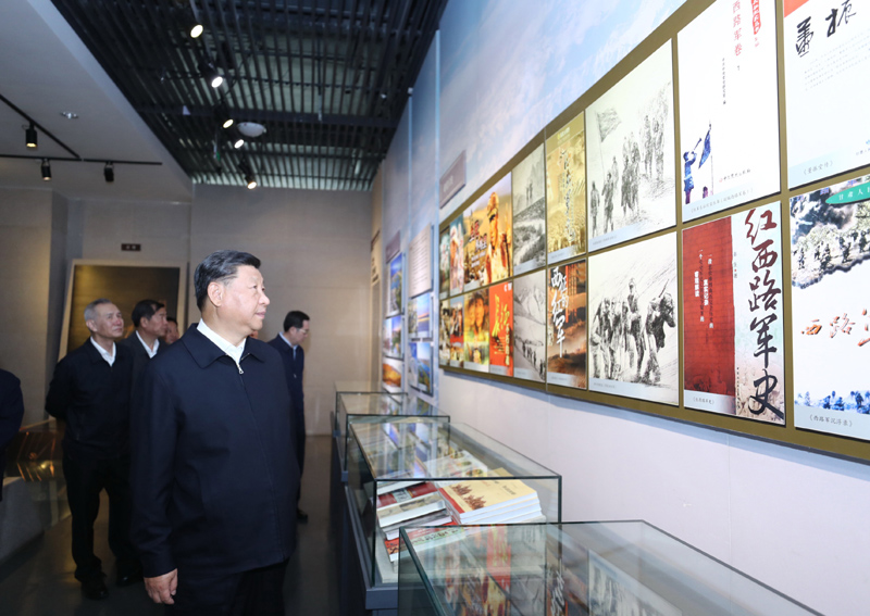 8月19日至22日,中共中央总书记、国家主席、中央军委主席习近平在甘肃考察。这是20日上午,习近平在张掖市高台县参观中国工农红军西路军纪念馆。
