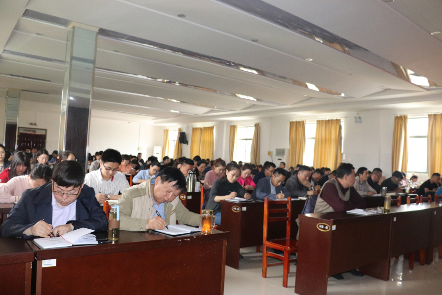 学院全体党员听报告