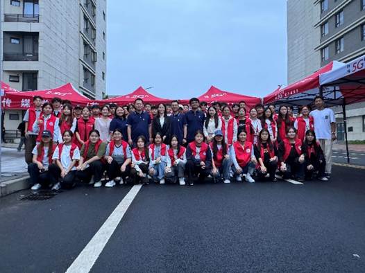 一群人站在街道上行驶 AI 生成的内容可能不正确。