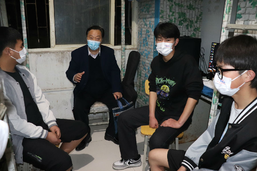 杜校长深入学生宿舍走访慰问