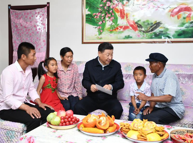 8月19日至22日,中共中央总书记、国家主席、中央军委主席习近平在甘肃考察。这是21日上午,习近平在武威市古浪县黄花滩生态移民区富民新村村民李应川家,同李应川一家拉家常。
