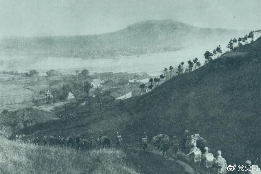 1945年4月6日,太行部队等向白晋、同蒲沿线上的日军展开攻击。这是八路军向祁县开进。