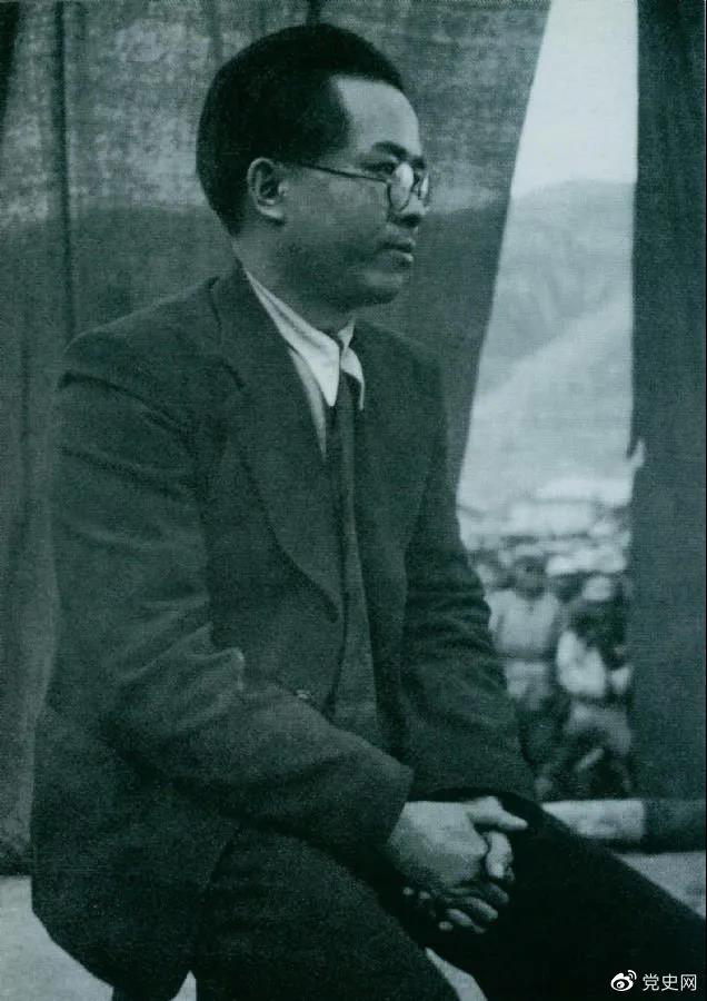 1940年3月26日,任弼时结束中共驻共产国际代表的工作回到延安。图为他在欢迎大会上