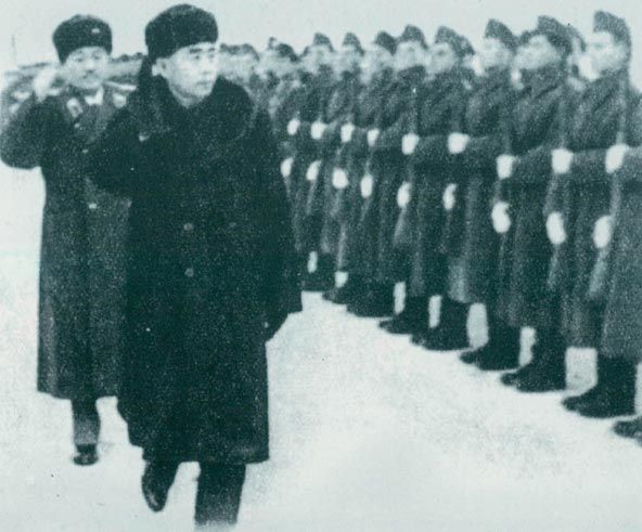 1957年1月16日,周恩来、贺龙检阅匈牙利人民军仪仗队。