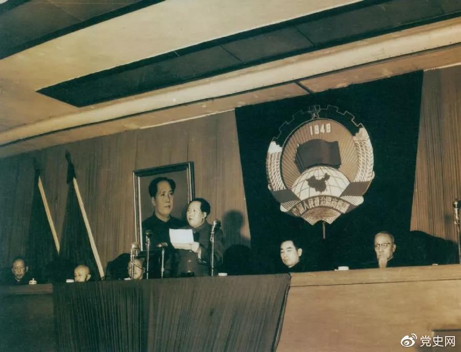 1953年2月7日,毛泽东在中国人民政治协商会议上发表讲话。