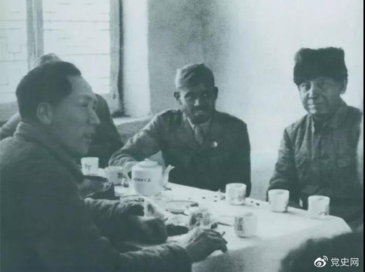 1939年2月14日,毛泽东与印度援华医疗队成员爱德华(右一)、柯棣华(右二)亲切交谈。