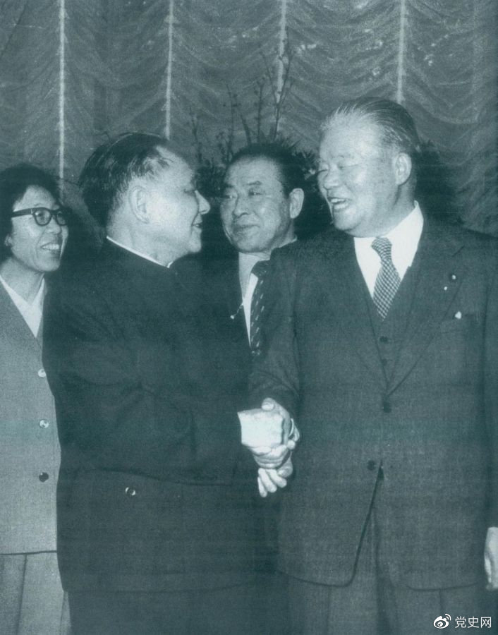 1979年2月7日,邓小平访问日本期间,同日本首相大平正芳会谈。