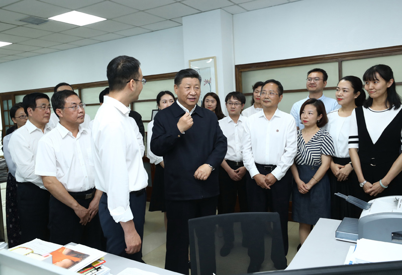 8月19日至22日,中共中央总书记、国家主席、中央军委主席习近平在甘肃考察。这是21日下午,习近平在《读者》编辑部同工作人员交流,勉励他们为人民提供更多优秀精神食粮。
