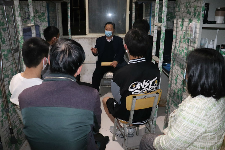 杜校长深入学生宿舍走访慰问